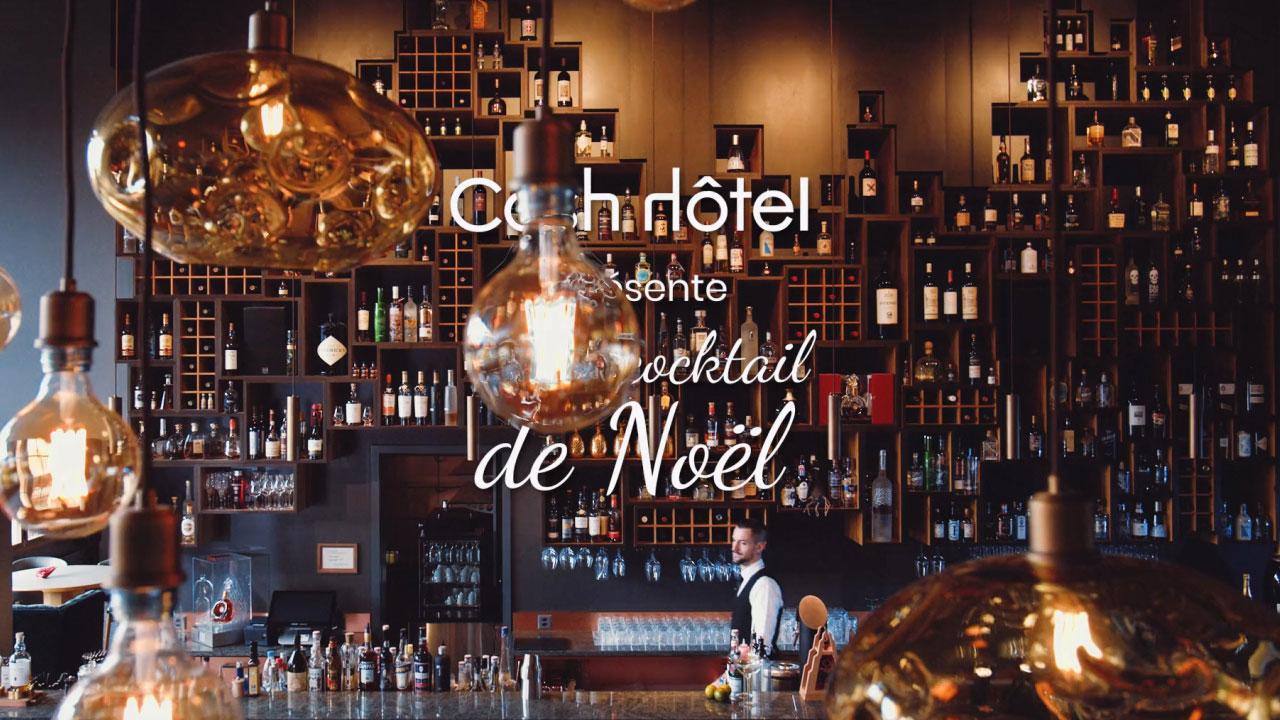 Intérieur d'un bar avec écrit 'Cash Hôtel présente votre cocktail de Noël' écrit en blanc.